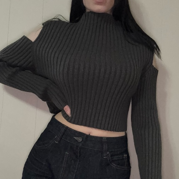 Gray Ribbed Cold-Shoulder Cropped Sweater - Picture 3 of 10